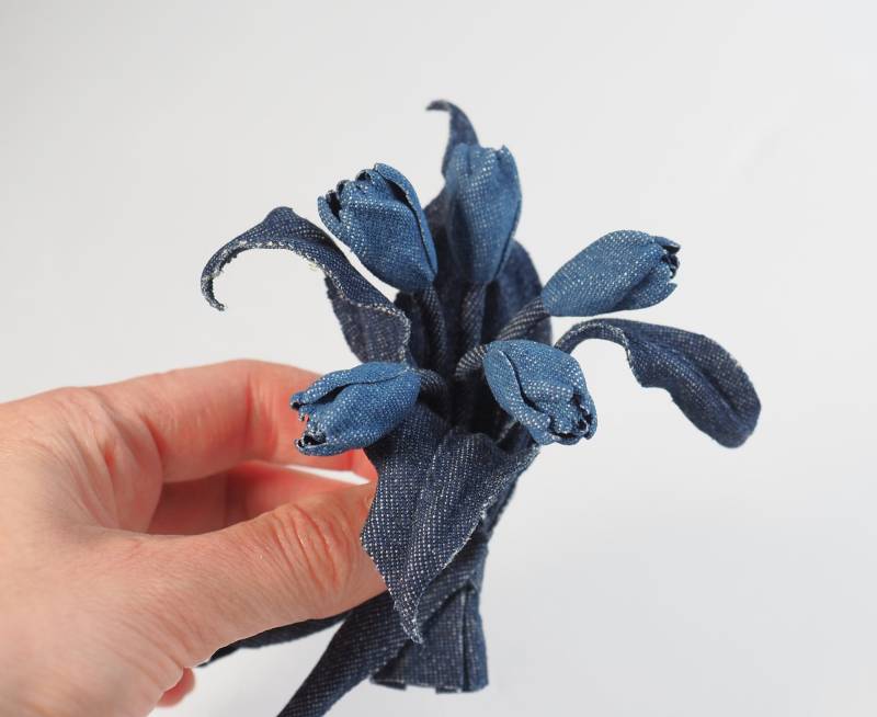 Versandfertig Blue Denim Bluebell Brosche, Baumwollblumenschmuck, Denim-Blume, Jeans-Boutonniere, Blumenbrosche Aus Baumwolle, Blumenschmuck von PresentPerfectDenim