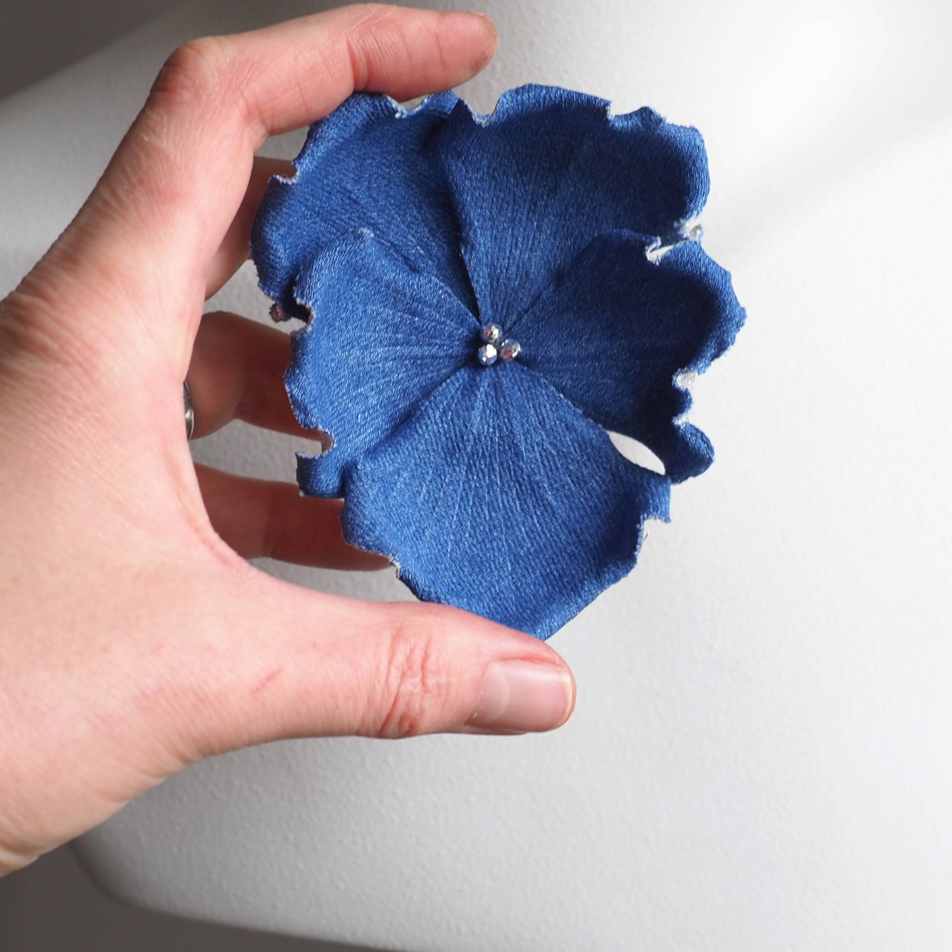 Versandfertiger Denim Stiefmütterchen Brosche, Denim Hochzeit, Baumwoll-Denim Schmuck, Baumwollgeschenk, Hochzeits-Jubiläumsgeschenk von PresentPerfectDenim