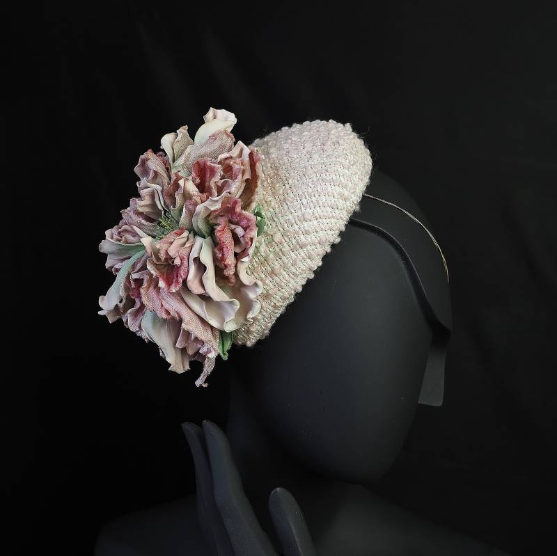 Bereit Zu Versenden Blush Pink Hut, Linton Tweed Blass Rosa Hugger Mit Einer Samt Und Leder Übergroße Rose, Tweed Fascinator von PresentPerfectStudio