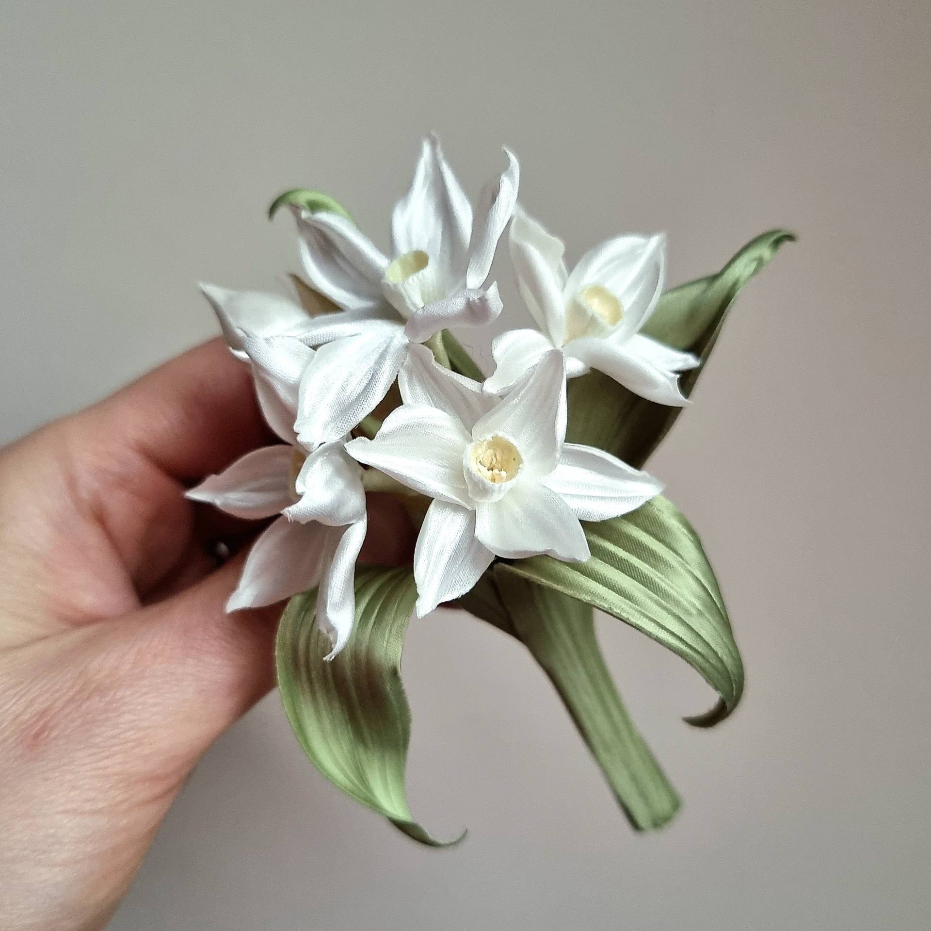 Handgefärbte Seide Narze, St Davids Narzisse, St. Handgefärbter Schmuck, Anstecknadel, Anstecknadel von PresentPerfectStudio