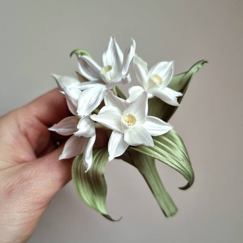 Handgefärbte Seide Narze, St Davids Narzisse, St. Handgefärbter Schmuck, Anstecknadel, Anstecknadel von PresentPerfectStudio