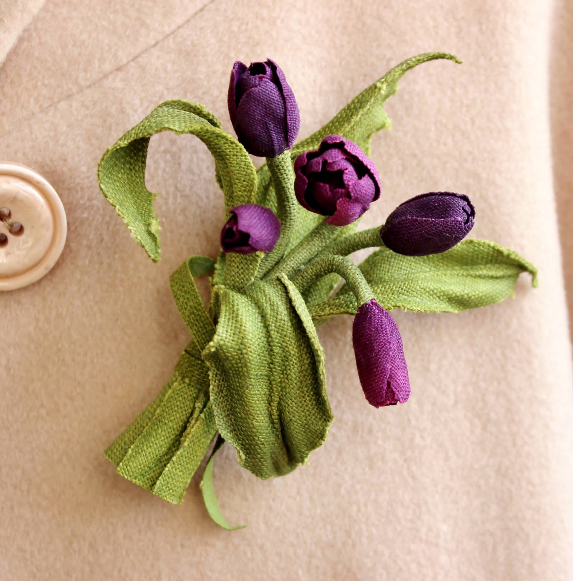 Hochzeitstag Geschenk Für Sie, Brosche Aus Leinen, Stoff Tulpen, Leinen Schmuck, Tulpen Blumen, Schmuck von PresentPerfectStudio