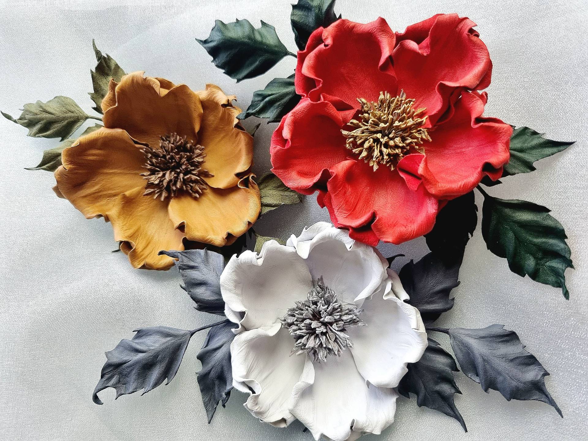 Leder Wild Rose Brosche, Ledergeschenk Für Sie, Leder-Jubiläumsgeschenk, Leder-Rose-Schmuck, Leder-Blumen-Brosche von PresentPerfectStudio