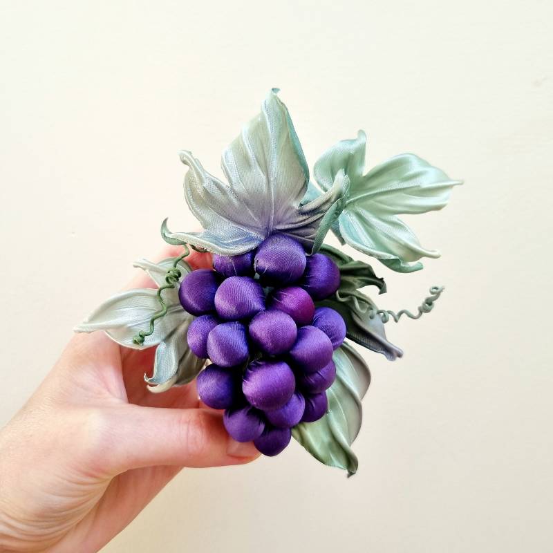 Lila Stoff Trauben Brosche, Textilkunst, Textilschmuck, Trauben Brosche, Herbst Schmuck, Geschenk Für Ihren Seiden Schmuck von PresentPerfectStudio