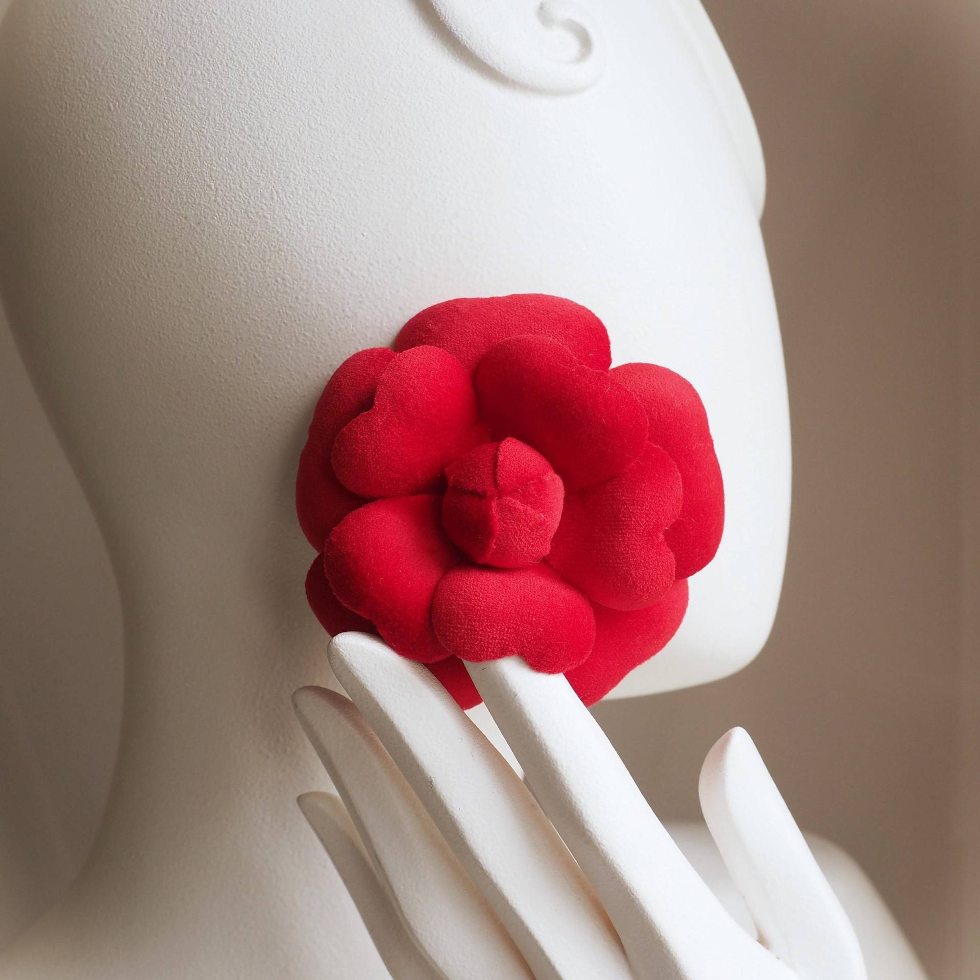 Rote Samtblume Brosche, Valentinstag Geschenk, Baumwolle Schmuck, Samt Haarspange, Stoff Kamelie, Jahrestag von PresentPerfectStudio