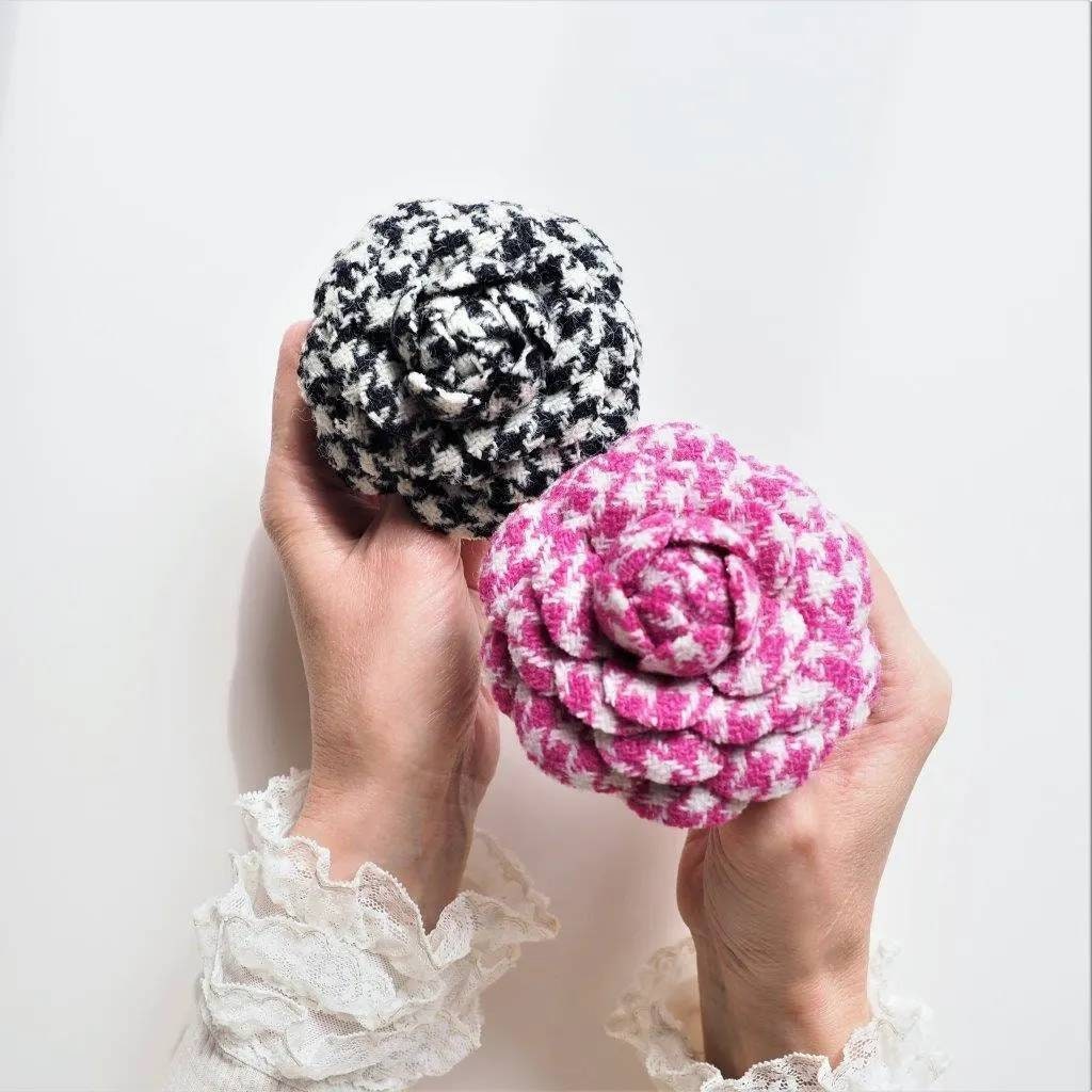 Sofort Versandfertige Harris Tweed Camellia Brosche, Wollschmuck, Hahnentritt Tweed Camellia Ansteckblume, Herbst Brosche, Blume von PresentPerfectStudio