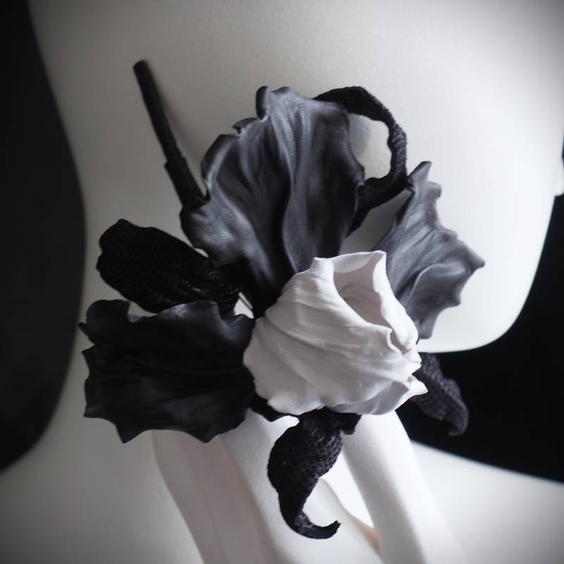 Sofort Versandfertige Lederblumen-Brosche, Leder-Iris-Anstecknadel, Schwarze Und Weiße Iris, Lederschmuck, Irisschmuck, Lederjubiläum von PresentPerfectStudio