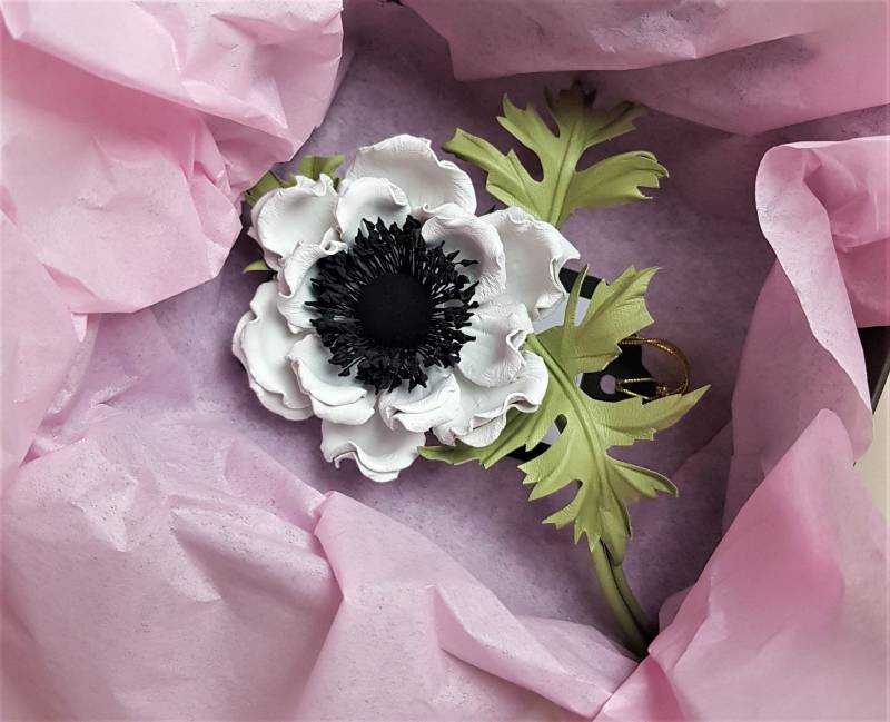 Weisse Leder Anemone, Leder Anemone, Lederschmuck, Anemone Schmuck, Jubiläumsgeschenk Aus Weißem von PresentPerfectStudio