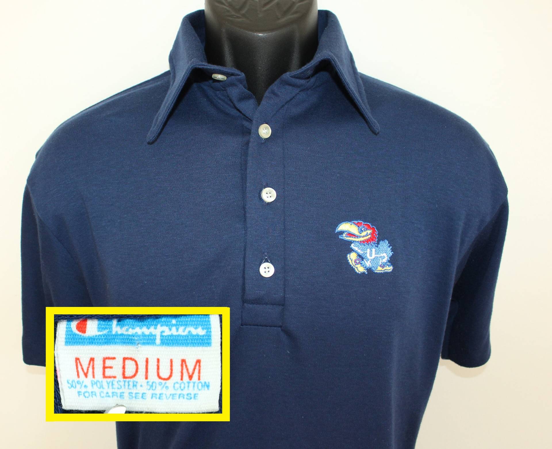 Champion Blue Bar Jayhawks Vintage Poloshirt Medium Marineblau 70Er Jahre Weichen Bestickt Champion Blue Bar Jayhawks Vintage Poloshirt Medium Marineblau 70Er Jahre Weichen Bestickt von PreserveVintage