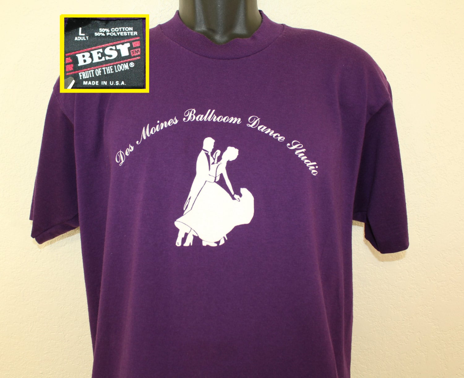 Des Moines Ballroom Dance Studio Vintage T-Shirt Lila L 90Er Jahre Baumwolle Polyester Des Moines Ballroom Dance Studio Vintage T-Shirt Lila L 90Er Jahre Baumwolle Polyester von PreserveVintage