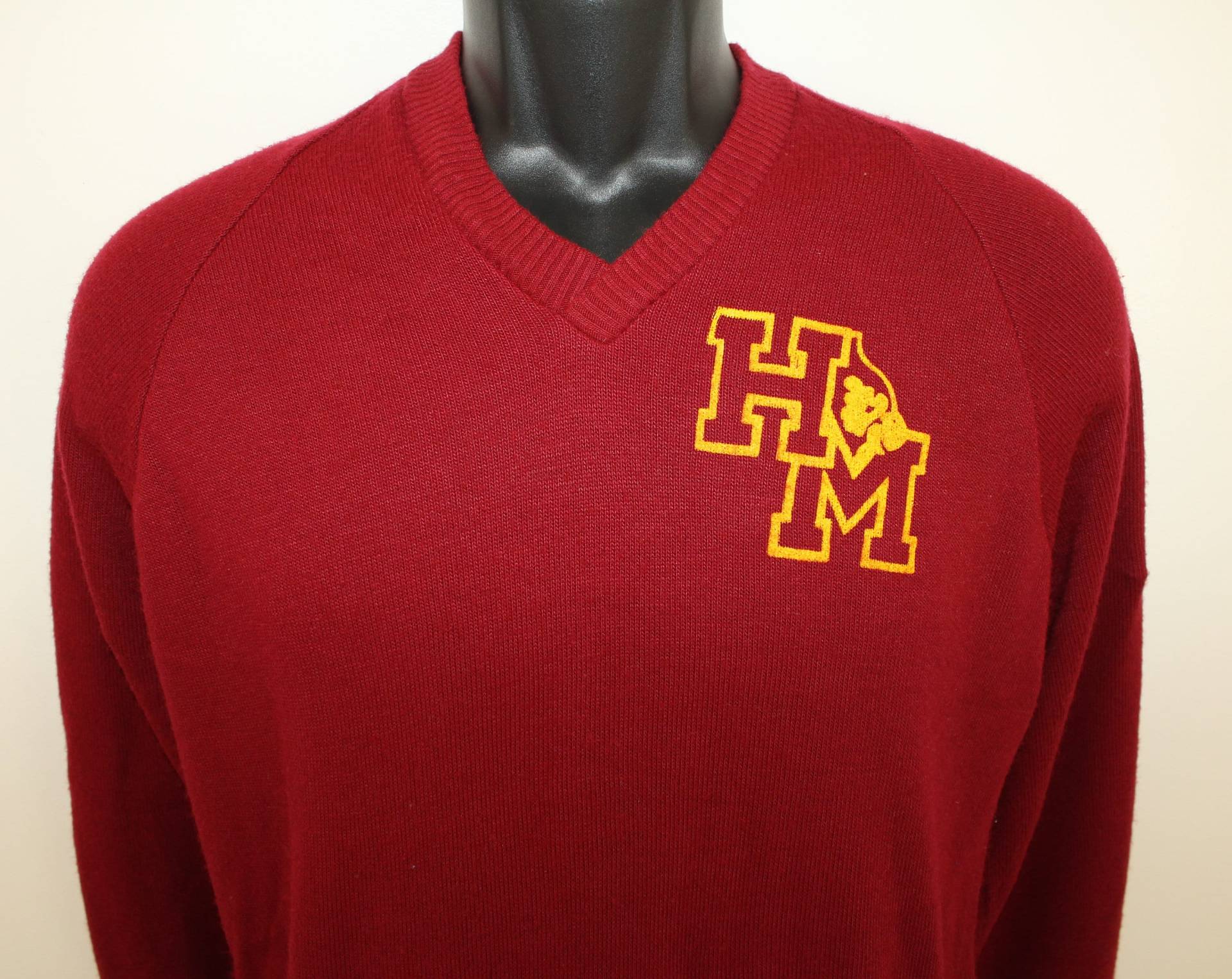 Hm Kardinäle Vintage V-Neck Pullover Bordeaux Kastanienbraun Langarm-70Er Jahre 80Er Schule Maskottchen Grafik Hm Kardinäle Vintage V-Neck Pullover Bordeaux Kastanienbraun Langarm-70Er Jahre 80Er Schule Maskottchen Grafik von PreserveVintage