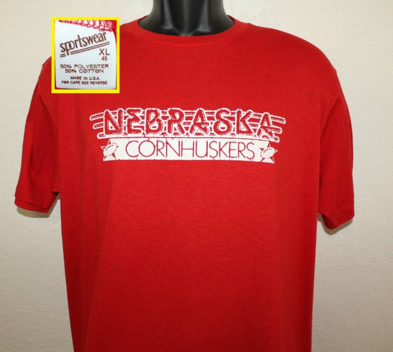 Nebraska Cornhuskers Fußball Jahrgang T-Shirt L Rot 80Er Jahre Sportswear Weiche Dünne Nebraska Cornhuskers Fußball Jahrgang T-Shirt L Rot 80Er Jahre Sportswear Weiche Dünne von PreserveVintage