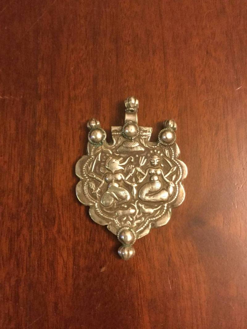 Alter Hochwertiger Silber Ganesh Parvati Anhänger von PreservedBeauties