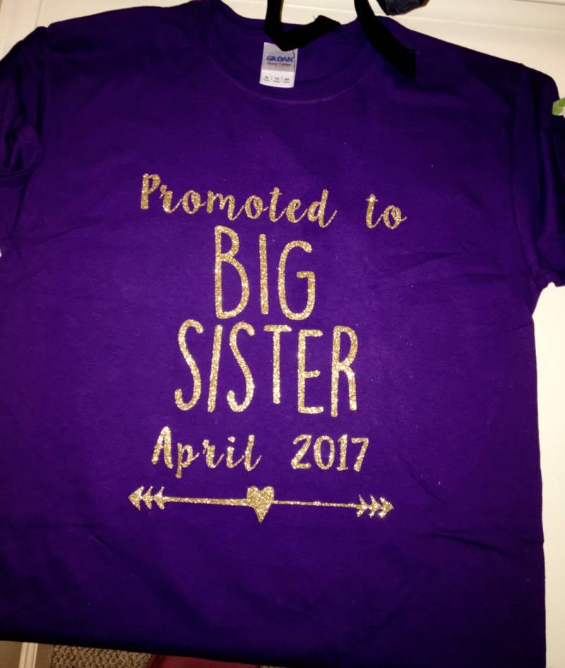 Große Schwester Promotion T-Shirt von PreshyPolkaDot
