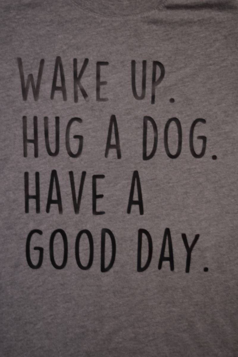 Wach Auf. Umarmen Sie Einen Hund. Einen Schönen Tag Noch. Erwachsenen T-Shirt von PreshyPolkaDot