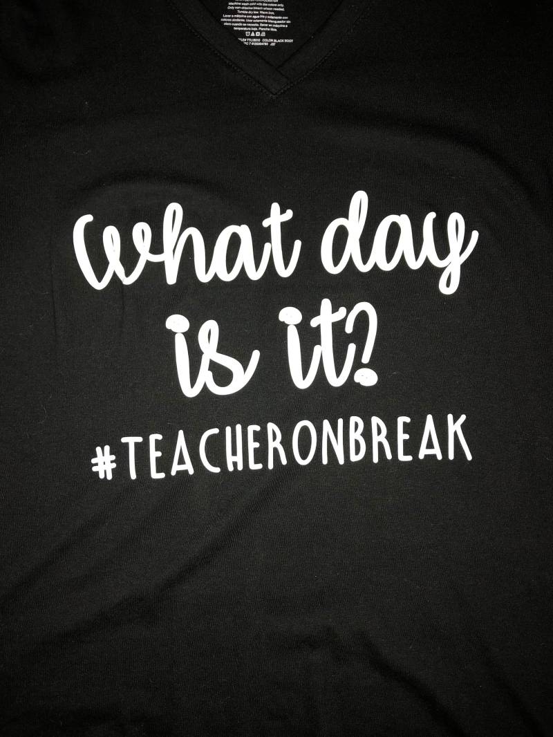 Was Tag Ist Es? #teacheronbreak Erwachsenen T-Shirt von PreshyPolkaDot