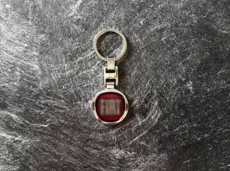 Schlüsselanhänger Aus Elegantes Metall Mit Rotem Logo - Passend Für Fiat Schlüsselanhänger Aus Elegantes Metall Mit Rotem Logo - Passend Für Fiat von PrestigeAccessoires