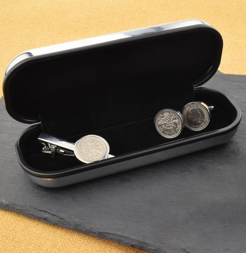 Handset Lucky 1965 Sixpence Manschettenknöpfe Und Krawattenklammer-Set Angezeigt in Einer Personalisierten Gravierten Box Mit Sixpence. Tolles von PrestigeGiftware