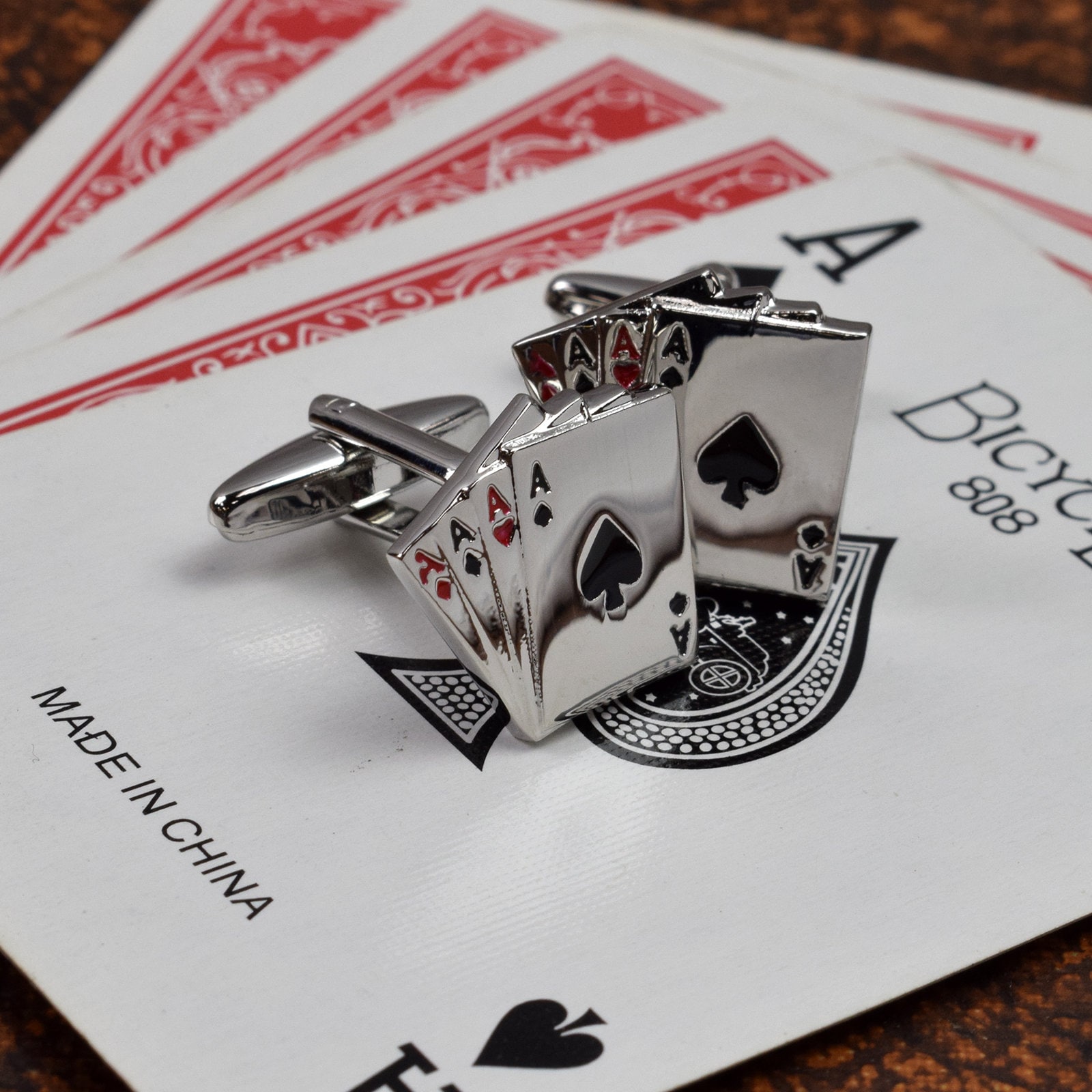 Hochwertig Polierte Manschettenknöpfe Mit Vier Aces Design in Der Manschettenknopfbox Gravur Hochwertig Polierte Manschettenknöpfe Mit Vier Aces Design in Der Manschettenknopfbox Gravur von PrestigeGiftware