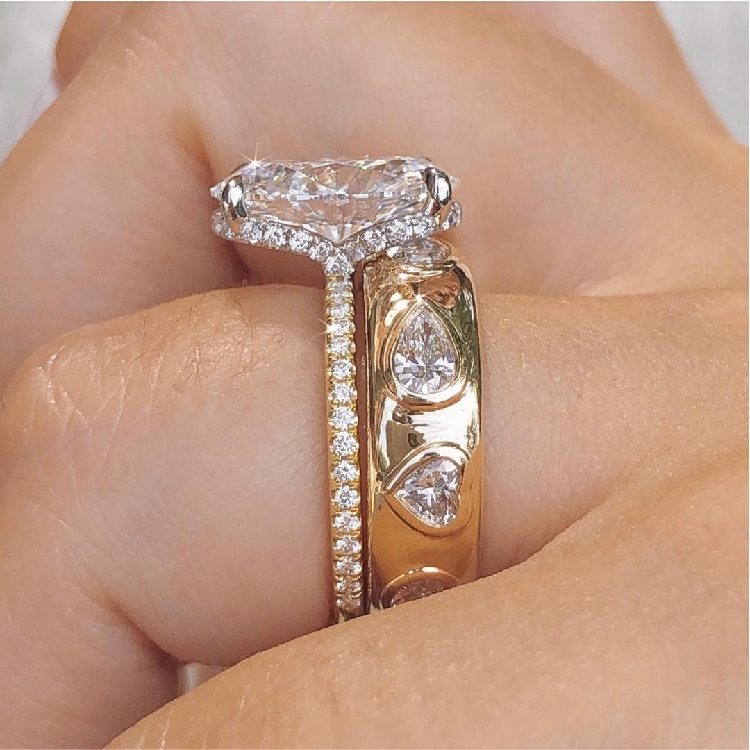 3 Kt Ovaler Moissanit Verlobungsring Mit Diamant Pavé Band Und Mutigem Teardrop Inlay Goldband, Einzigartiges Stapelbares Brautset in 14K Gelbgold 3 Kt Ovaler Moissanit Verlobungsring Mit Diamant Pavé Band Und Mutigem Teardrop Inlay Goldband, Einzigartiges Stapelbares Brautset in 14K Gelbgold von PrestigePearlsJewels
