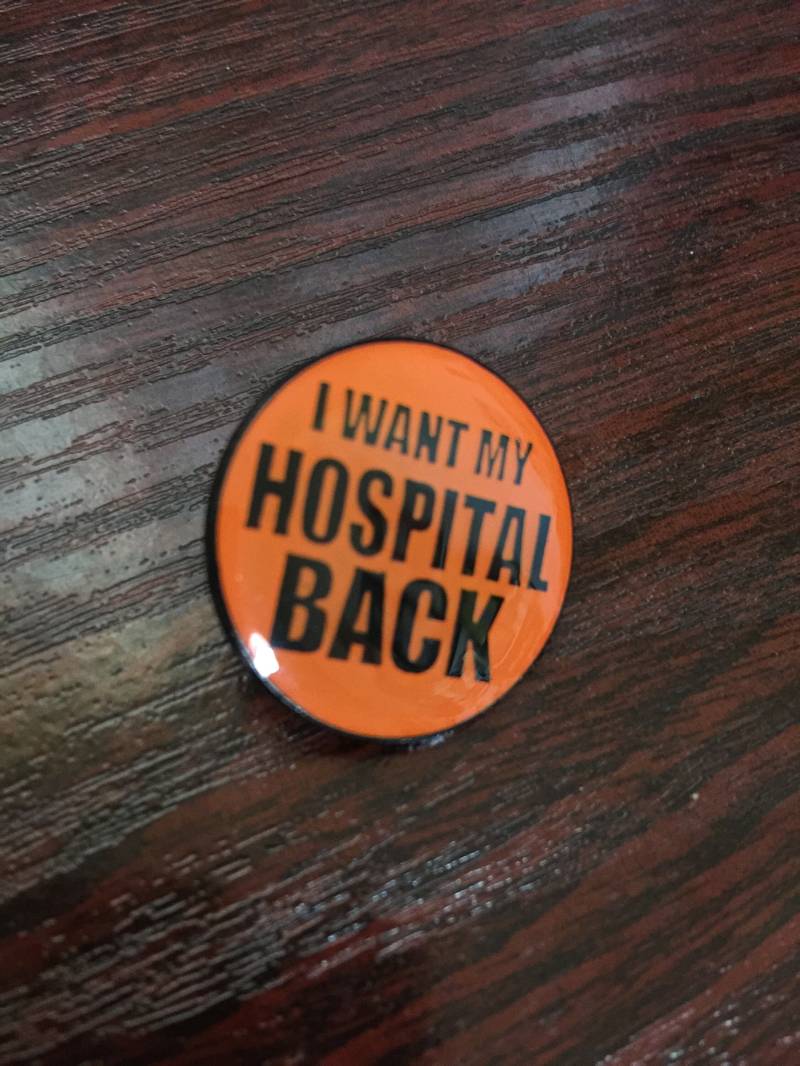 I Want My Hospital Back Orange Metall Pin/Anstecker von PrestigeworldwideLtd