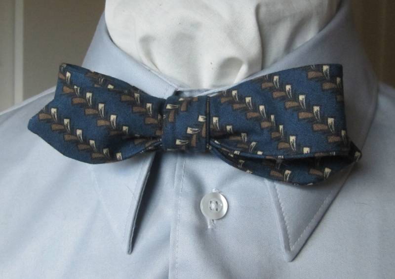 Herren Fliege - Skinny Style Aus Einem Stoff Mit Kleinem Retro-Print in Blau Und Braun von PrestonCourt