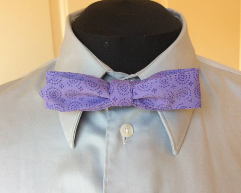 Herren Fliege - Skinny Style in Einem Lavendel Und Lila Stoff Mit Kleinem Retro-Print von PrestonCourt