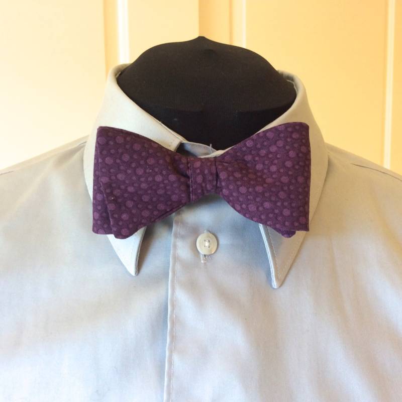 Herrenfliege Aus Baumwolle in Lila Mit Kleinem Punktedruck. Großartiges Geschenk Für Den Mann Auf Deiner Liste von PrestonCourt
