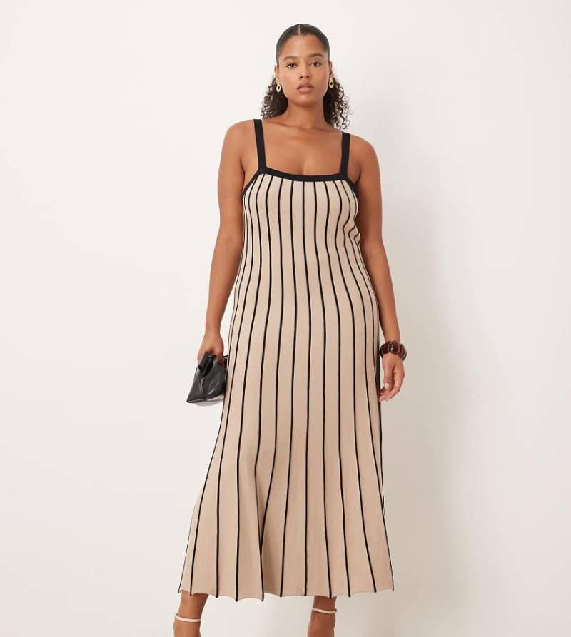 Pretty Lavish Curve - Alyssia - Gestreiftes Midaxikleid in Beige-Neutral von Pretty Lavish Curve