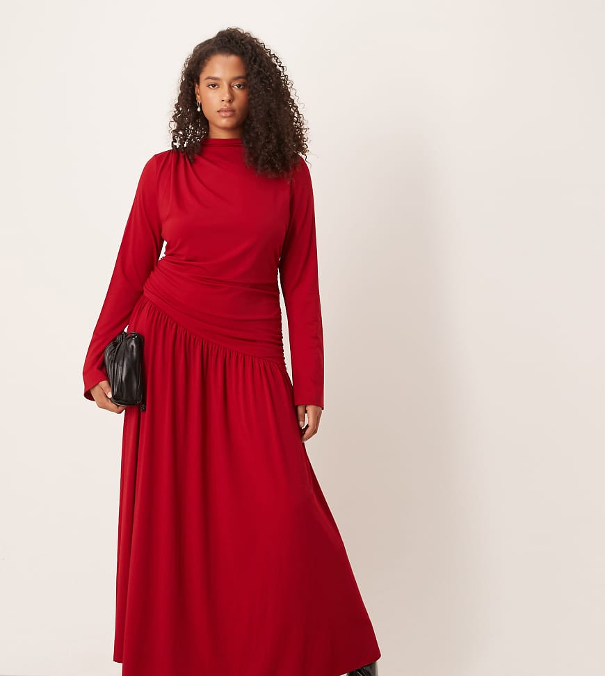 Pretty Lavish Curve - Anschmiegsames, hochgeschlossenes Maxikleid in Rot mit asymmetrischer, abfallender Taille und Raffungen von Pretty Lavish Curve