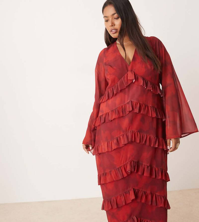 Pretty Lavish Curve - Langärmliges Maxikleid in abstraktem Rot mit Rüschen von Pretty Lavish Curve