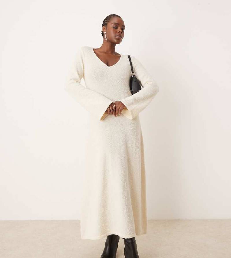 Pretty Lavish Curve - Midaxi-Strickkleid aus Bouclé in Creme-Weiß von Pretty Lavish Curve