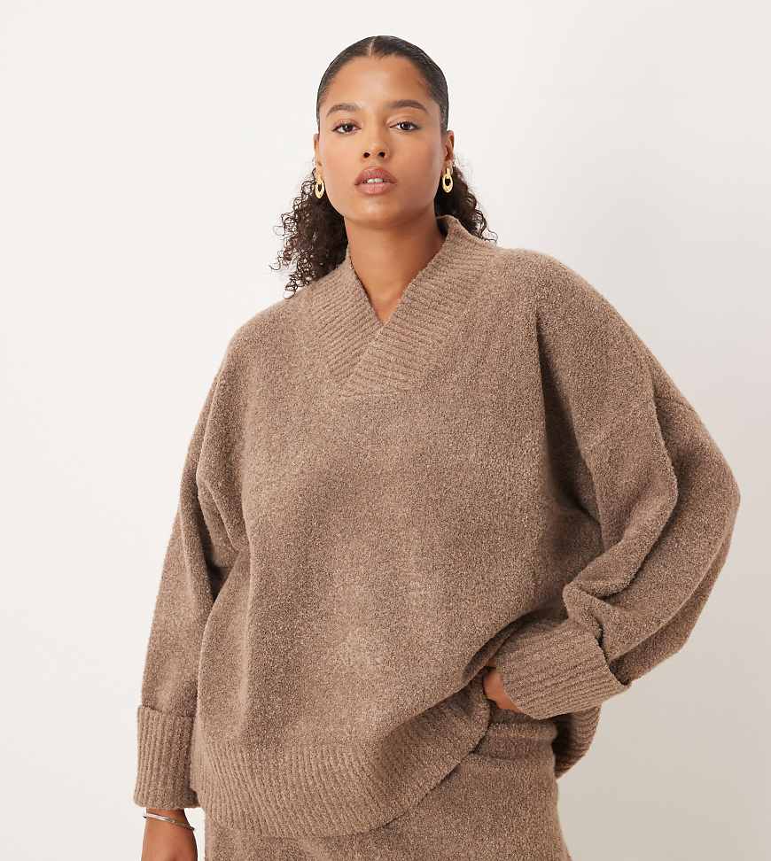 Pretty Lavish Curve - Pullover aus strukturiertem Strick in dunklem Taupe mit hochgeschlossenem V-Ausschnitt und Ärmelbündchen, Kombiteil-Brown von Pretty Lavish Curve
