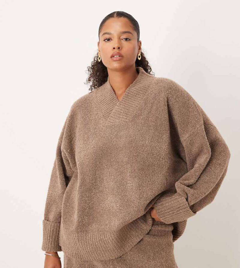 Pretty Lavish Curve - Pullover aus strukturiertem Strick in dunklem Taupe mit hochgeschlossenem V-Ausschnitt und Ärmelbündchen, Kombiteil-Brown von Pretty Lavish Curve