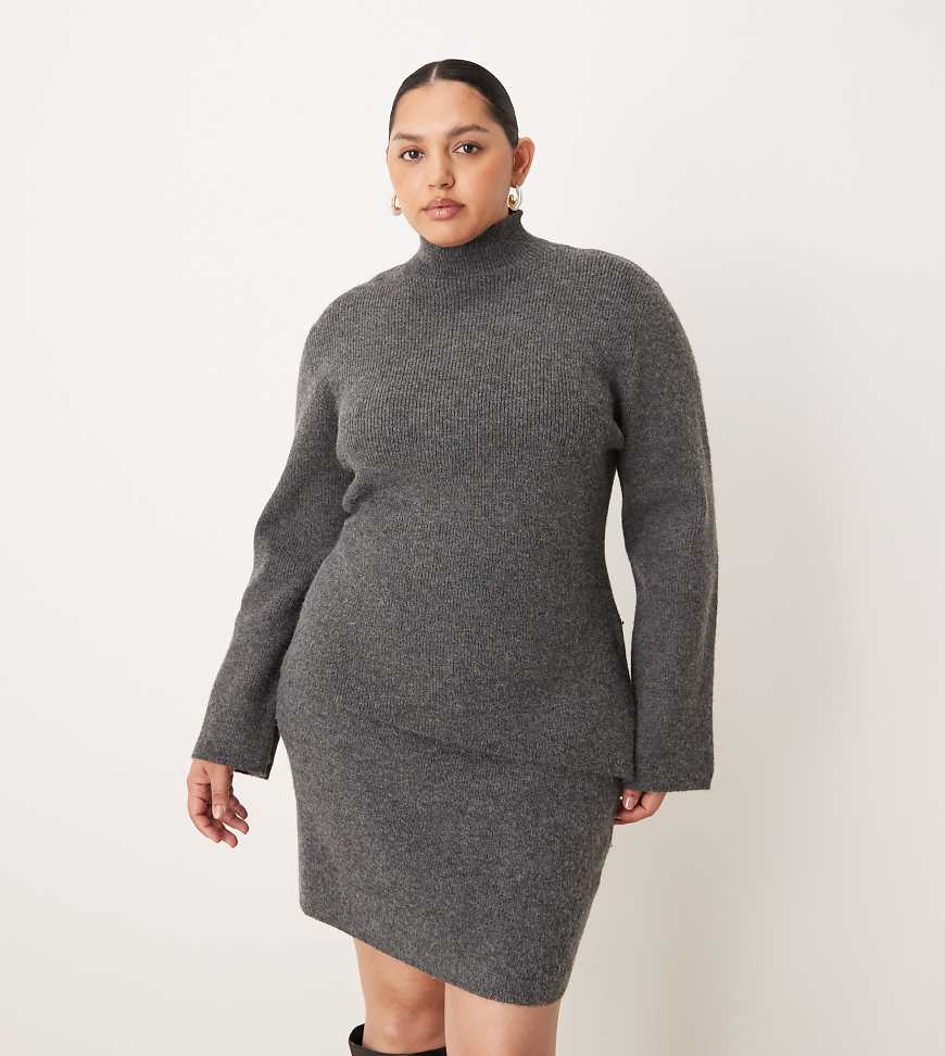 Pretty Lavish Curve - Rollkragenpullover aus Strick in Anthrazit mit asymmetrischem Saum, Kombiteil-Grau von Pretty Lavish Curve