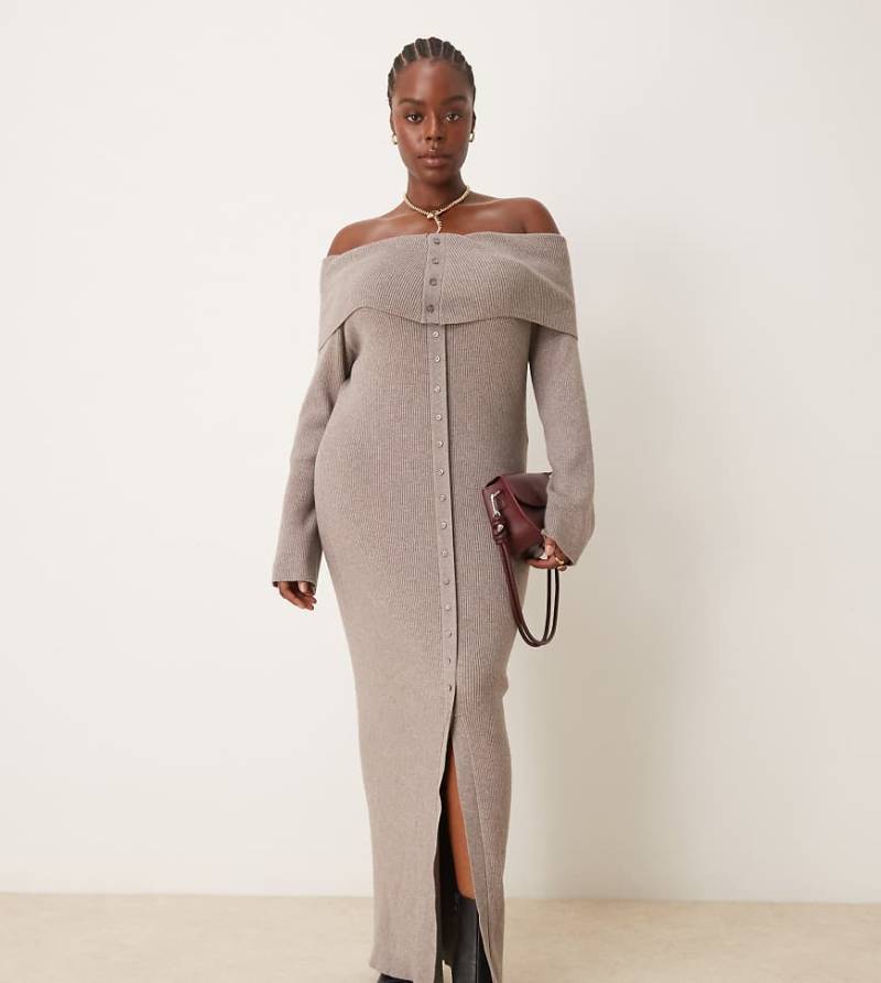 Pretty Lavish Curve - Strick-Maxikleid in Nerzbraun mit Carmen-Ausschnitt und Knopfleiste von Pretty Lavish Curve