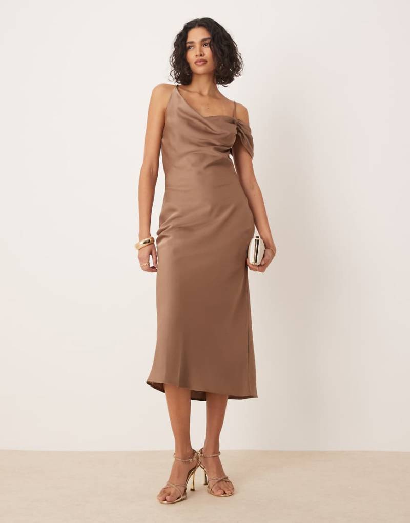 Pretty Lavish - Asymmetrisches Midaxi-Kleid aus Satin in Mokka mit Wasserfallausschnitt-Braun von Pretty Lavish