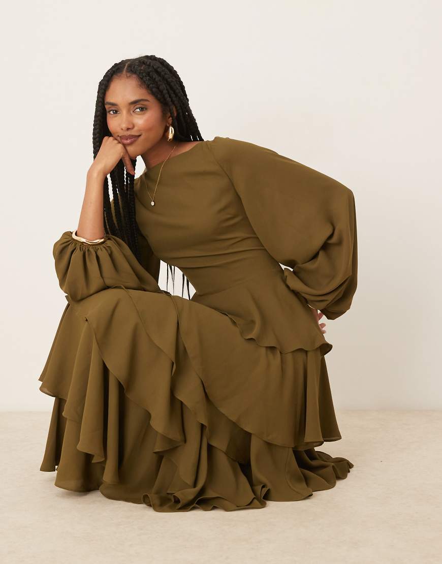 Pretty Lavish - Beatris - Maxikleid in sattem Olivgrün mit Schnürung am Rücken und Rüschen von Pretty Lavish