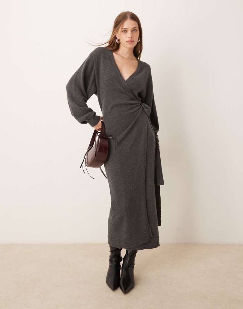 Pretty Lavish - Beau - Gestricktes Midaxi-Wickelkleid in Anthrazit-Grau von Pretty Lavish