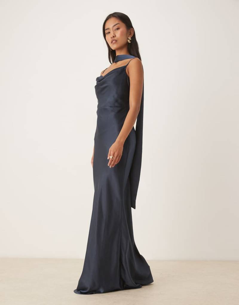 Pretty Lavish - Bridesmaid - Keisha - Satin-Maxikleid in Marineblau mit Wasserfallausschnitt und Schal von Pretty Lavish