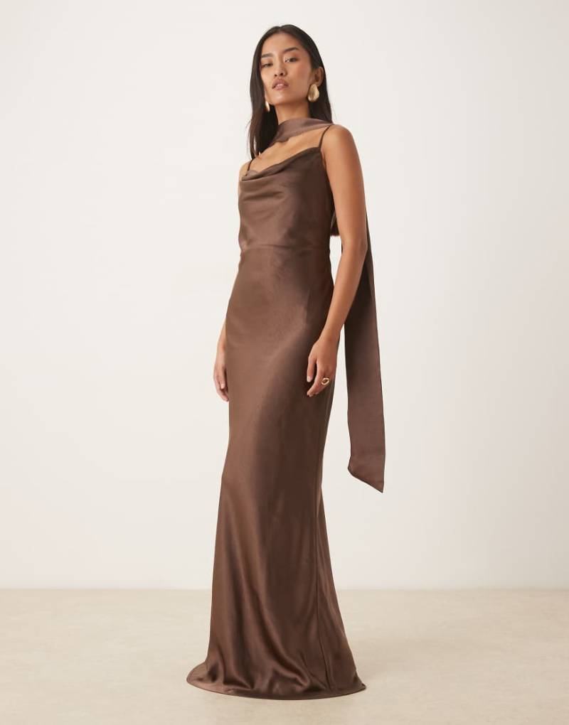 Pretty Lavish - Bridesmaid - Keisha - Satin-Maxikleid in Schokobraun mit Wasserfallausschnitt und Schal-Brown von Pretty Lavish