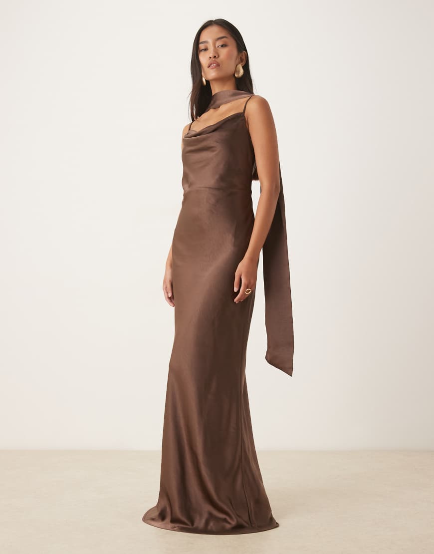 Pretty Lavish - Bridesmaid - Keisha - Satin-Maxikleid in Schokobraun mit Wasserfallausschnitt und Schal-Brown von Pretty Lavish