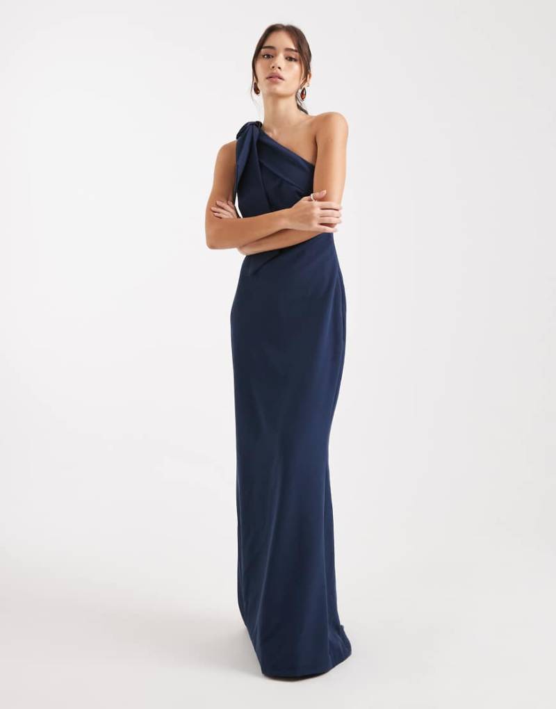 Pretty Lavish - Bridesmaid - Maxikleid aus Kreppstoff in Marineblau mit One-Shoulder-Schleifenträger von Pretty Lavish