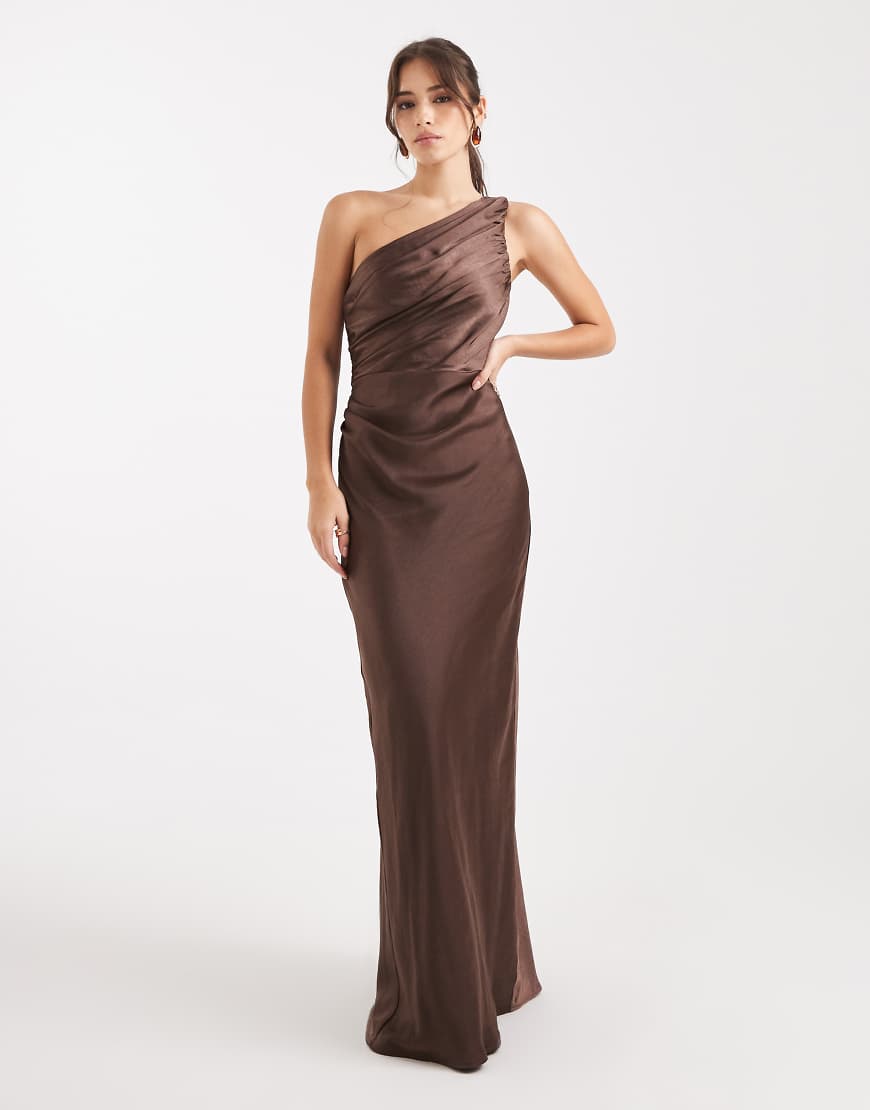 Pretty Lavish - Bridesmaids - Juliet - Gerafftes Satin-Maxikleid in Schokobraun mit gerafftem One-Shoulder-Träger-Brown von Pretty Lavish