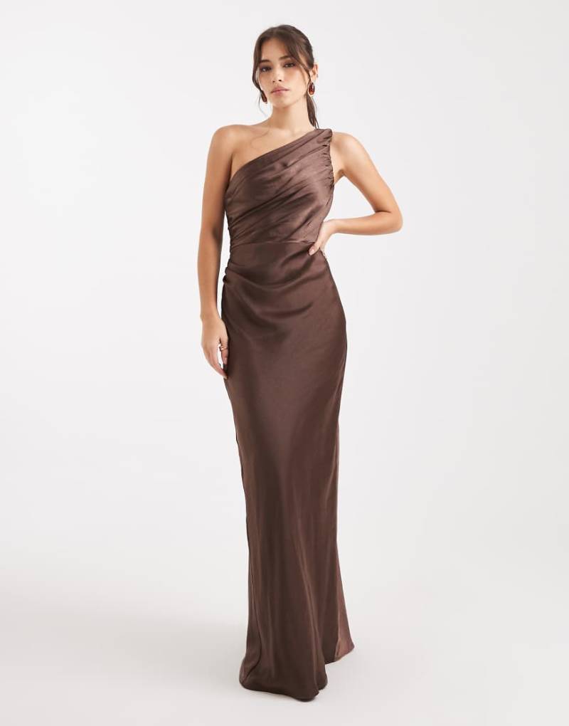 Pretty Lavish - Bridesmaids - Juliet - Gerafftes Satin-Maxikleid in Schokobraun mit gerafftem One-Shoulder-Träger-Brown von Pretty Lavish