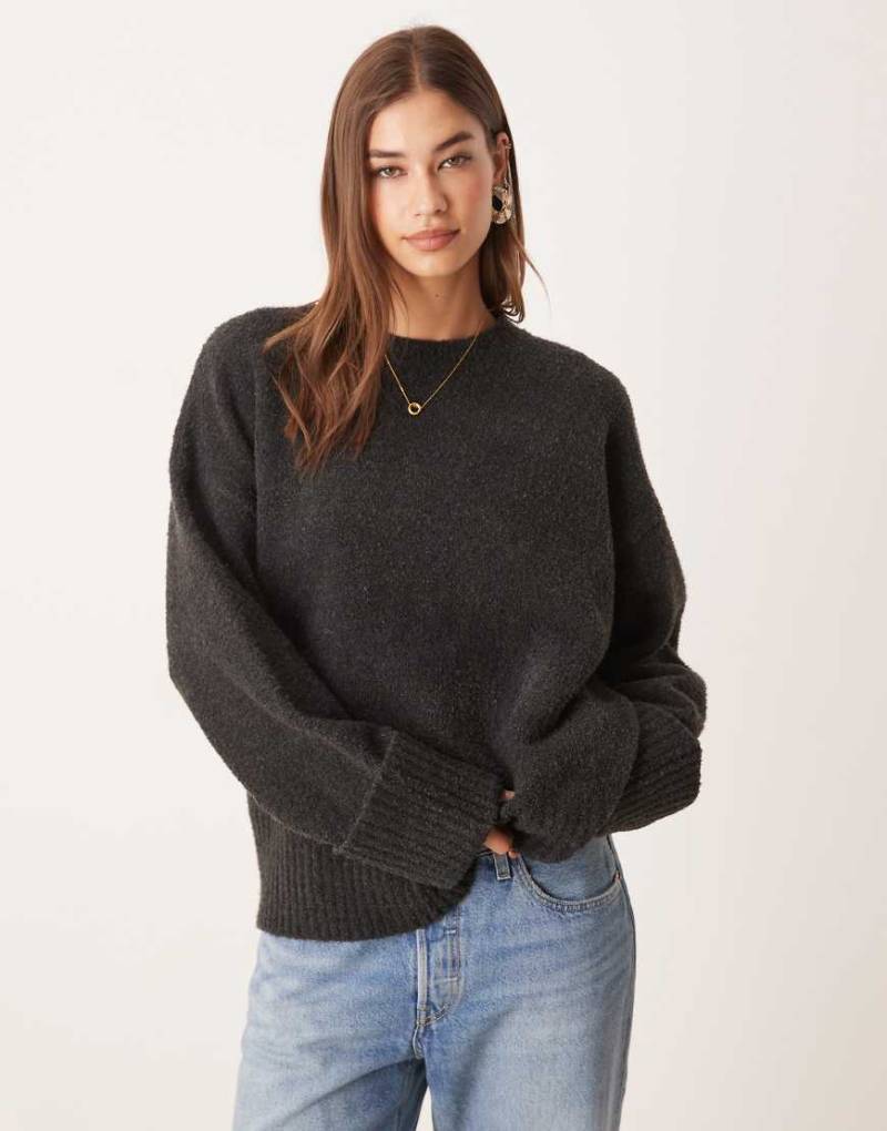 Pretty Lavish - Camille - Oversize-Pullover aus Teddyfleece in Anthrazit-Grau von Pretty Lavish