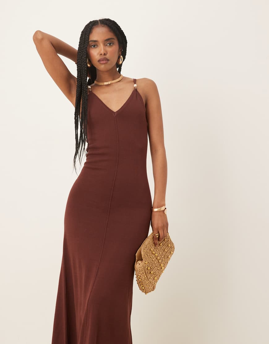 Pretty Lavish - Connie - Strick-Maxikleid in Braun mit V-Ausschnitt und Perlen von Pretty Lavish