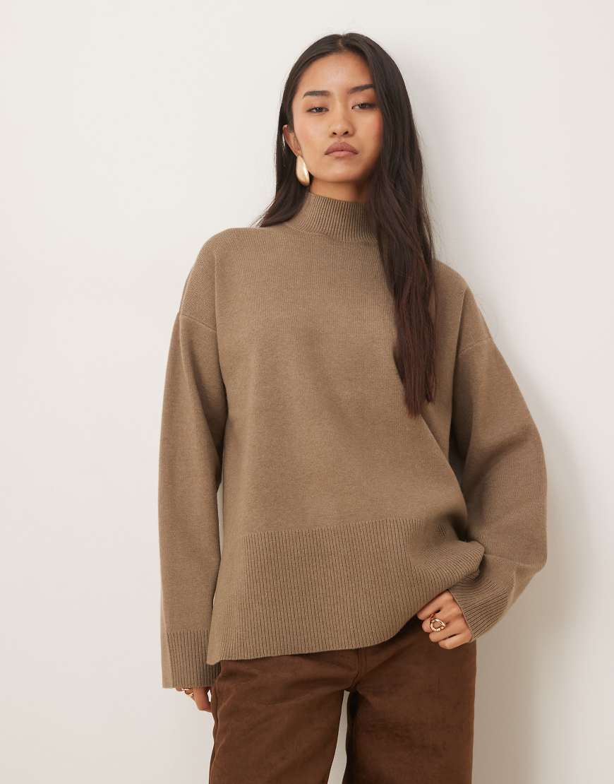 Pretty Lavish Curve - Hochgeschlossener Pullover aus Rippstrick in Taupe-Brown von Pretty Lavish