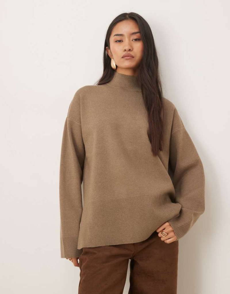Pretty Lavish Curve - Hochgeschlossener Pullover aus Rippstrick in Taupe-Brown von Pretty Lavish