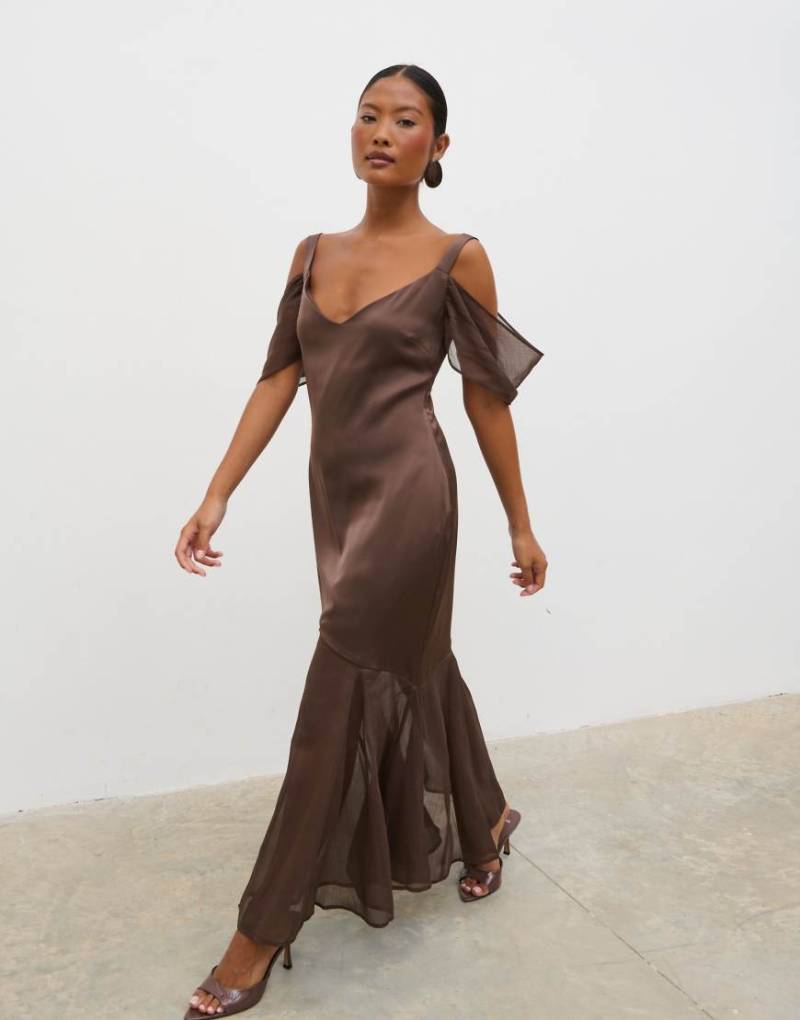 Pretty Lavish - Durchscheinendes Midaxi-Kleid in Schokobraun mit tiefem Saum von Pretty Lavish